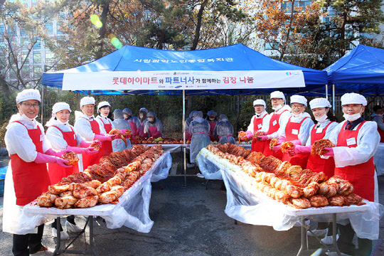 롯데하이마트는 21일 서울 관악노인종합복지관에서 독거노인을 위한 '김장나눔 봉사활동'을 진행했다. 이날 행사에서 김현철 롯데하이마트 상품본부장(왼쪽 첫번째)과 롯데하이마트 샤롯데 봉사단, 협력사 임직원들이 기념촬영을 하고 있다. <롯데하이마트 제공>
